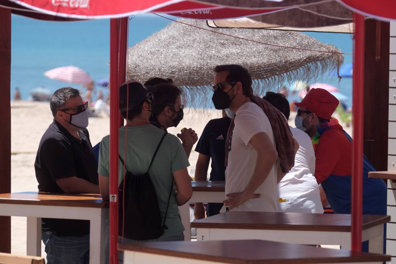 FOTOS: Gran ambiente en las playas y terrazas de Cádiz preámbulo del verano