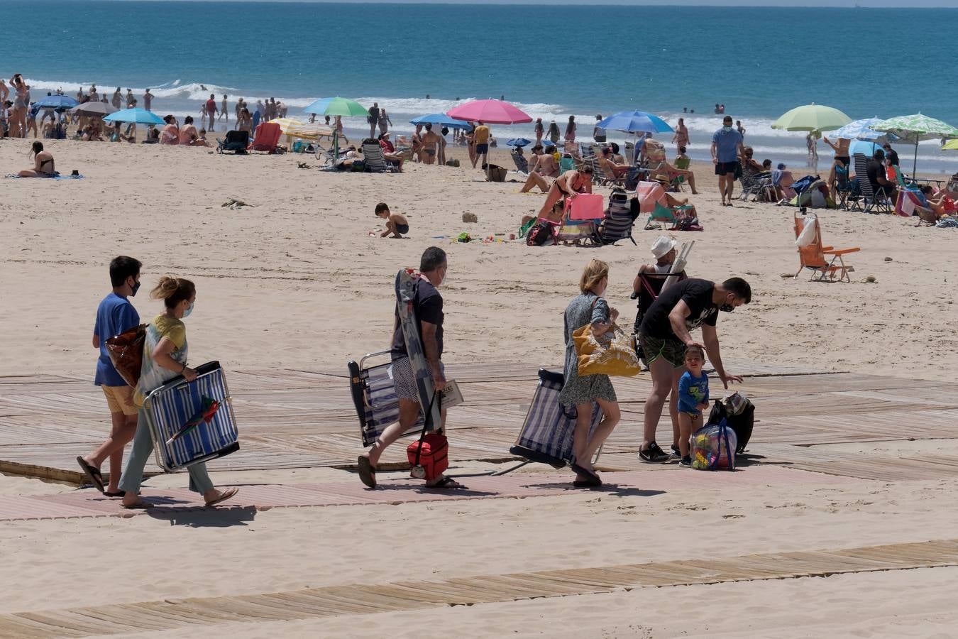 FOTOS: Gran ambiente en las playas y terrazas de Cádiz preámbulo del verano