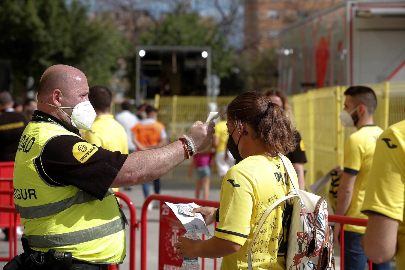 Público entrando en el estadio de la Cerámica