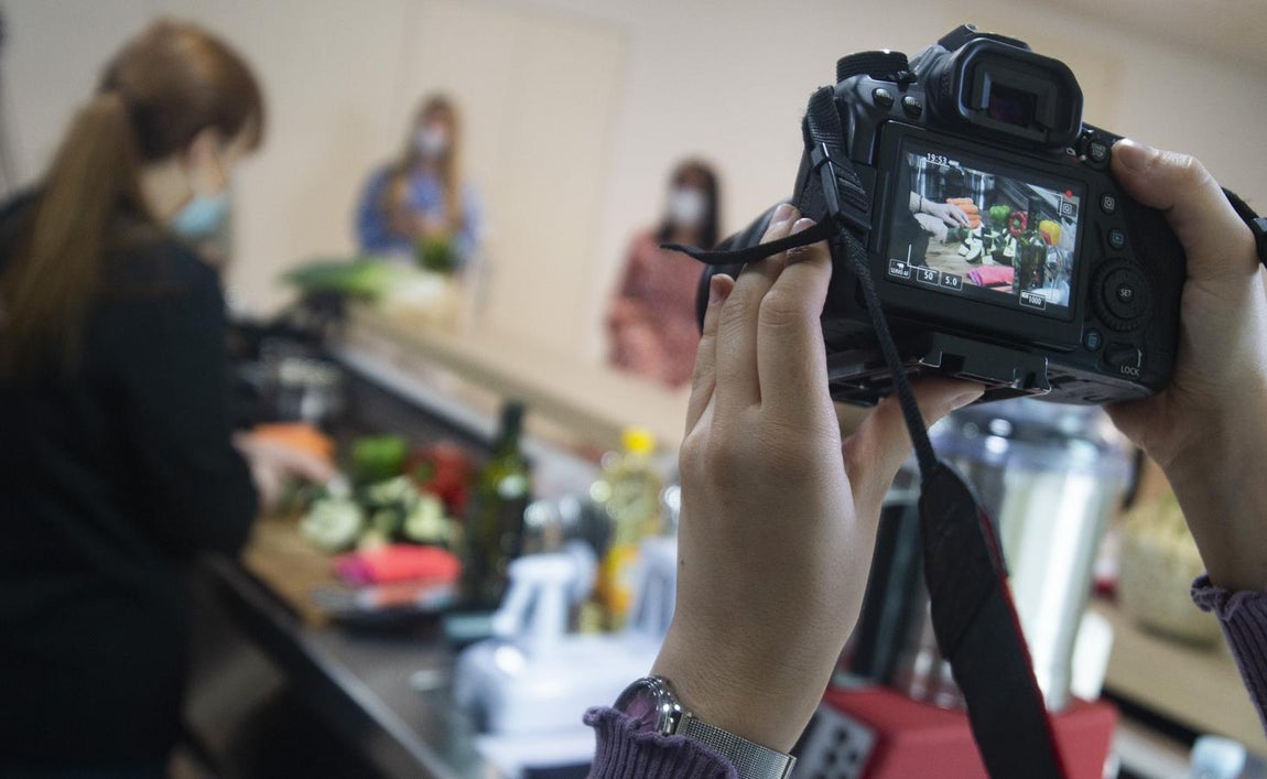 Una completa cobertura audiovisual. El equipo de vídeo de ABC, con Nerea Balinot en la grabación y David Conde en el montaje mostraron cada detalle del cocinado y de las explicaciones de Elisa Escorihuela durante el primer #tallerdebienestar de batch cooking organizado por ABC Bienestar.