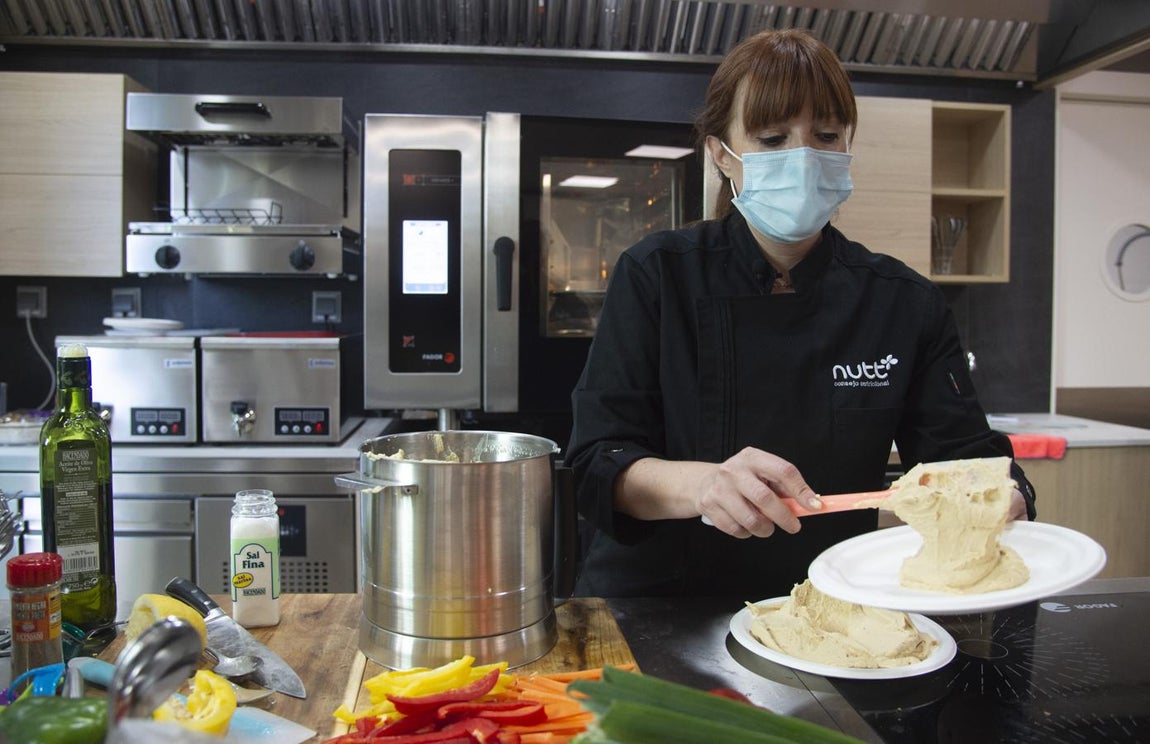 Batch cooking no solo útil, sino saludable. Además de garbanzos, el hummus lleva tahini (crema de sésamo) un alimento rico en nutrientes, según reveló la nutricionista, pues contiene calcio y ácido fólico.