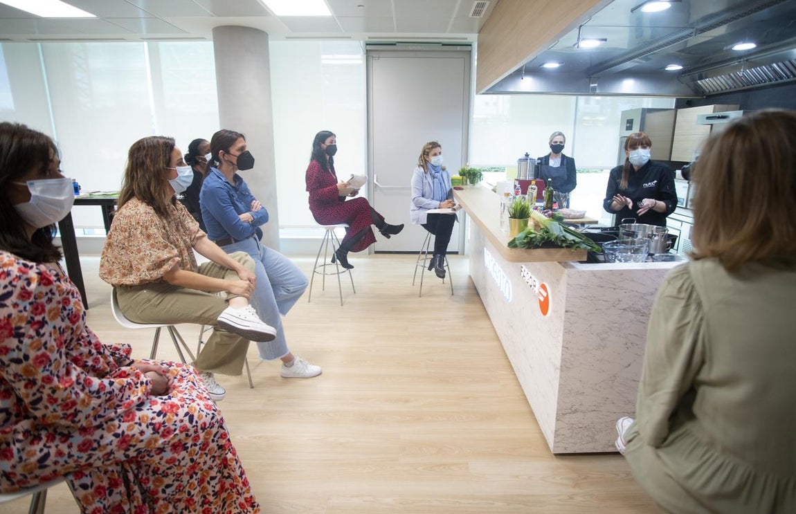 Aprender en dos horas un menú para toda la semana. Las participantes en el taller de batch cooking escucharon atentatamente las explicaciones de Elisa Escorihuela que les retó a cocinar, en dos horas, un menú saludable y completo para comer sano durante toda una semana, abrazando así el espíritu del 'batch cooking'.