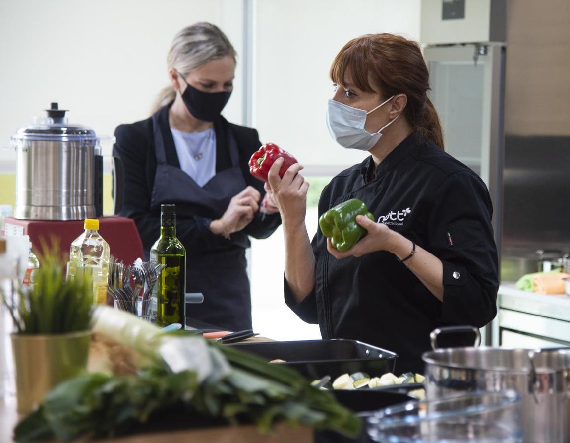 Lo primero es elegir bien los ingredientes. Elisa Escorihuela explicó a las participantes que, una de las claves para que el cocinado sea un éxito consiste en elegir buenas materias primas, de temporada y proximidad. Es decir, que para muchos platos lo ideal es elegir productos saludables y versátiles, como son verduras, hortalizas o legumbres.