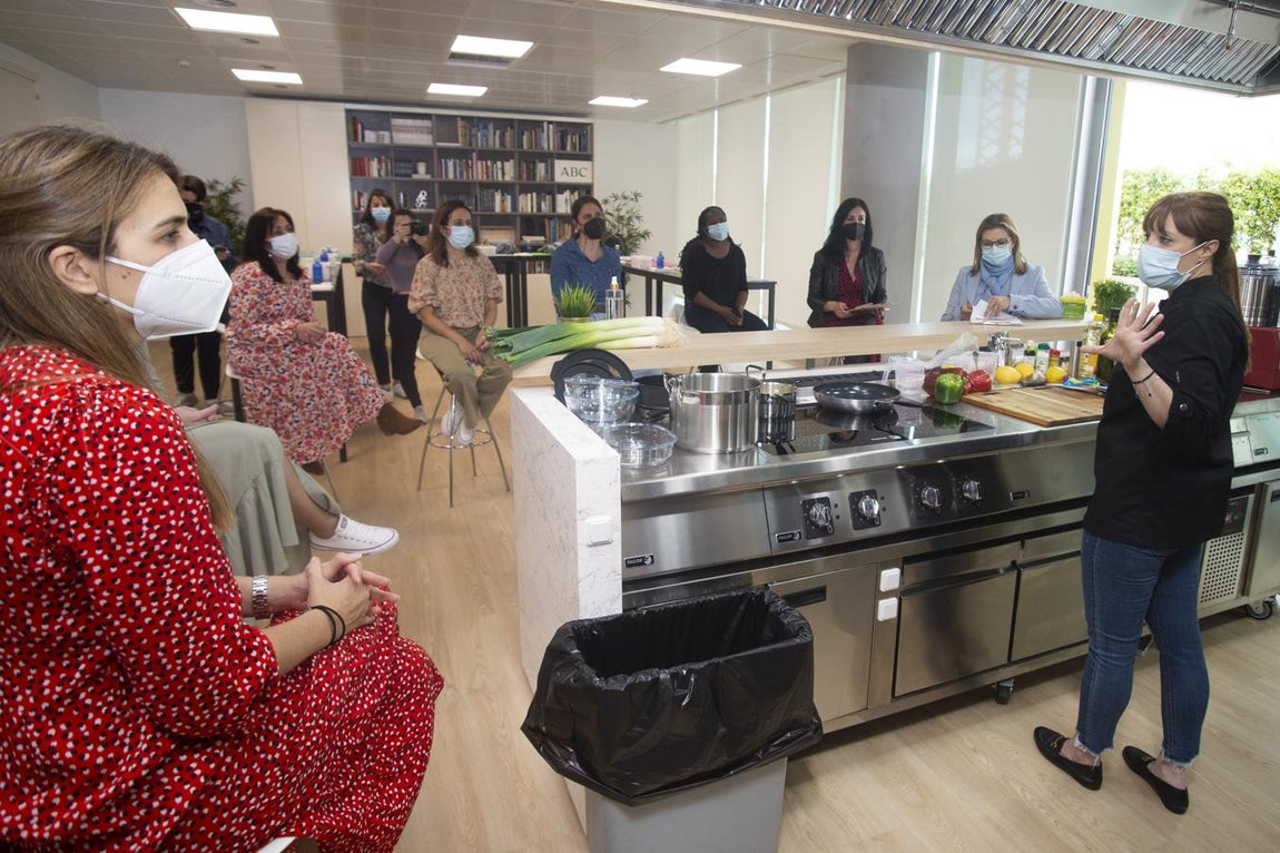 Una masterclass sobre nutrición y seguridad alimentaria. Desde el primer momento, las participantes pudieron no solo escuchar las explicaciones de la nutricionista, sino también preguntar todas sus dudas nutricionales y culinarias.