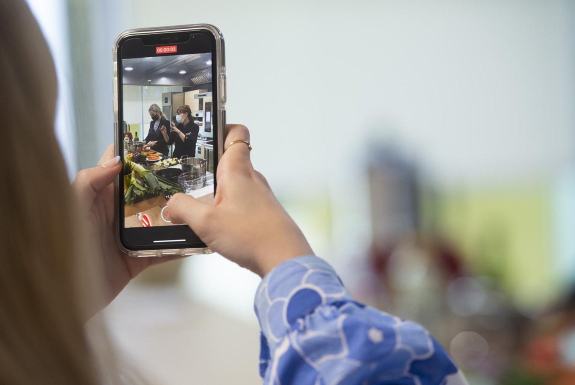 En primera línea con las redes. Durante el evento, el equipo de ABC Bienestar cubrió a través de sus cuentas de Instagram y Twitter el #tallerdebienestar de batch cooking para mostrar algunas pinceladas de lo que estaba ocurriendo en la cocina de la sede madrileña de ABC.
