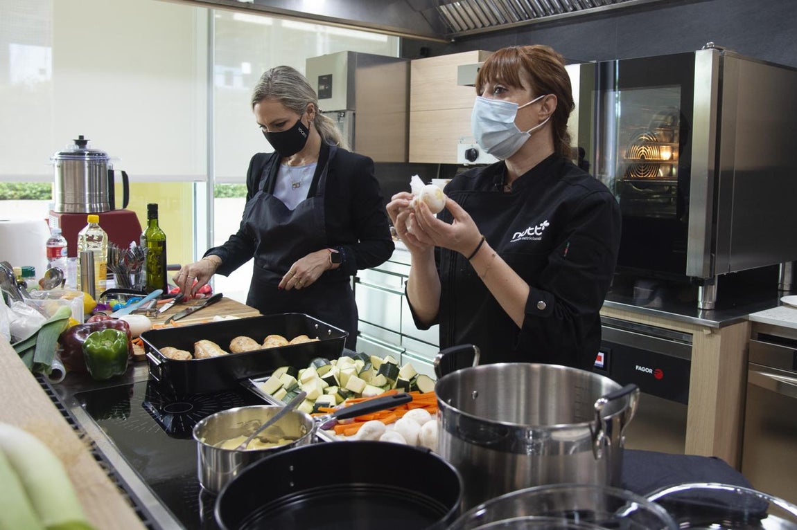 Con ayuda todo sale mejor. En el cocinado, Escorihuela no estuvo sola: además de la ayuda de las participantes, Laura Pintos , jefa de Estilo de ABC; asistió a la nutricionista como pinche de cocina'