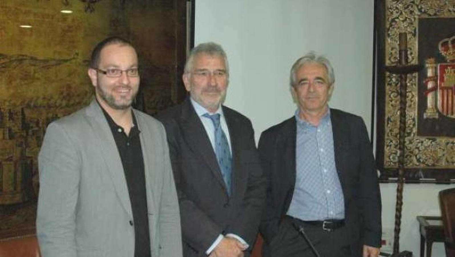 En la imagen, David Luque, Ignacio Fernández de Mesa y Alberto Mula, quien ha sido distinguido con la medalla de la ciudad a título póstumo por sus largos años al servicio de Sevilla y de Andalucía, por su sabia aplicación de su conocimiento como economista y como gestor a la cultura y por acercar el conocimiento a todos los rincones de Andalucía