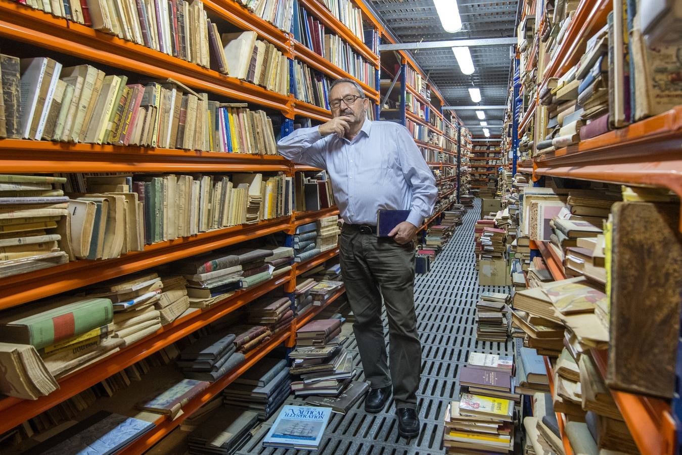 Medalla de la ciudad ﻿al poeta, librero y escritor Abelardo Linares, por el fomento de la cultura, el arte y su contribución a la difusión del nombre de Sevilla