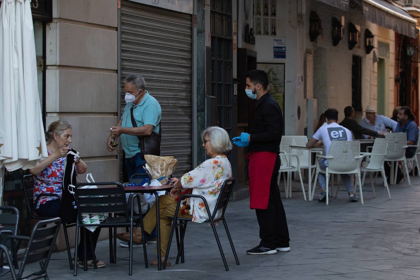 Medalla de la ciudad a la hostelería sevillana en reconocimiento a la labor emprendedora, innovadora y profesional de este colectivo, por su papel a lo largo de la historia de la ciudad y la labor social y benéfica realizada a raíz de la pandemia ocasionada por la expansión del coronavirus