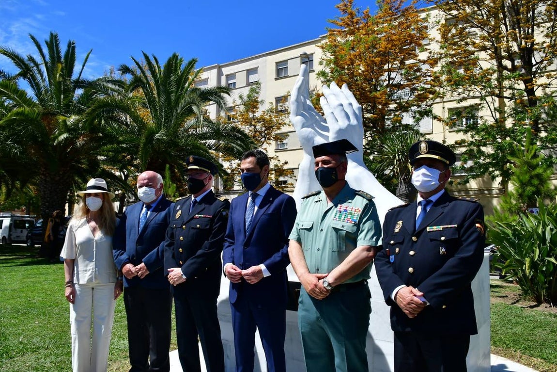Inauguración de la escultura de homenaje a los profesionales sanitarios y sectores esenciales en Cádiz