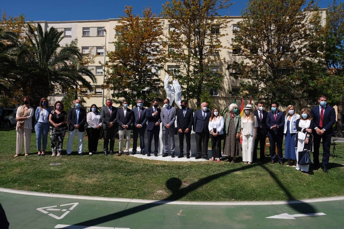 Inauguración de la escultura de homenaje a los profesionales sanitarios y sectores esenciales en Cádiz