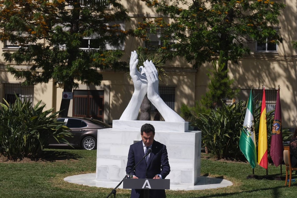 Inauguración de la escultura de homenaje a los profesionales sanitarios y sectores esenciales en Cádiz