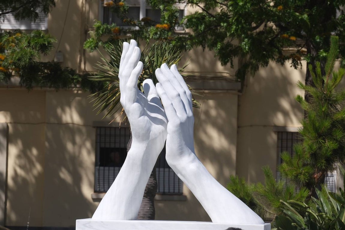 Inauguración de la escultura de homenaje a los profesionales sanitarios y sectores esenciales en Cádiz