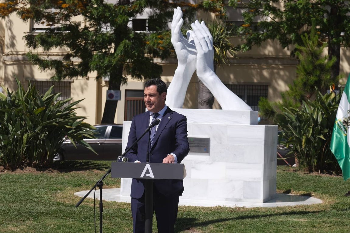 Inauguración de la escultura de homenaje a los profesionales sanitarios y sectores esenciales en Cádiz
