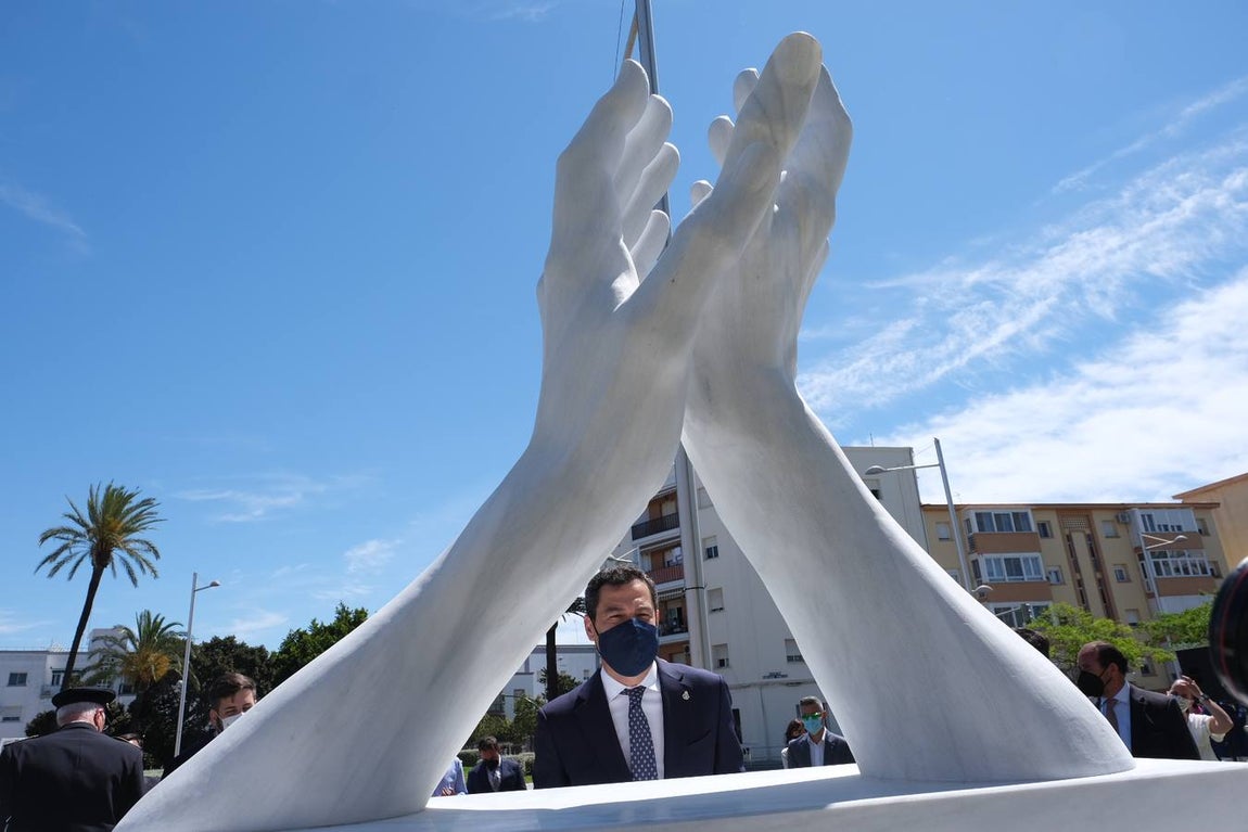 Inauguración de la escultura de homenaje a los profesionales sanitarios y sectores esenciales en Cádiz