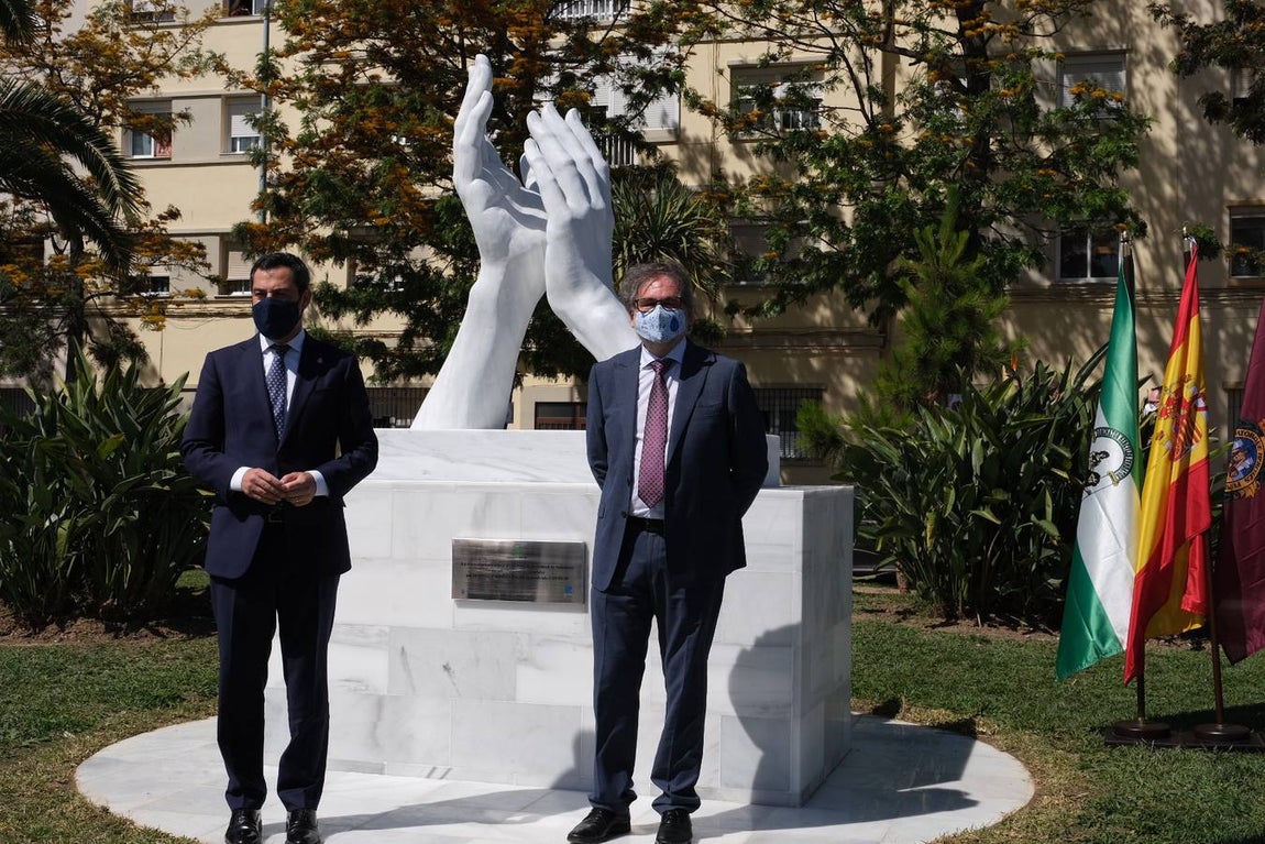 Inauguración de la escultura de homenaje a los profesionales sanitarios y sectores esenciales en Cádiz