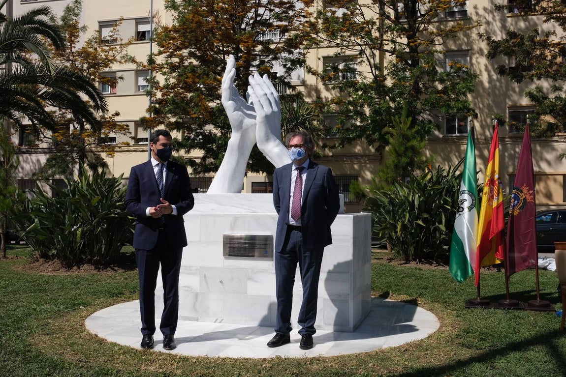 Inauguración de la escultura de homenaje a los profesionales sanitarios y sectores esenciales en Cádiz