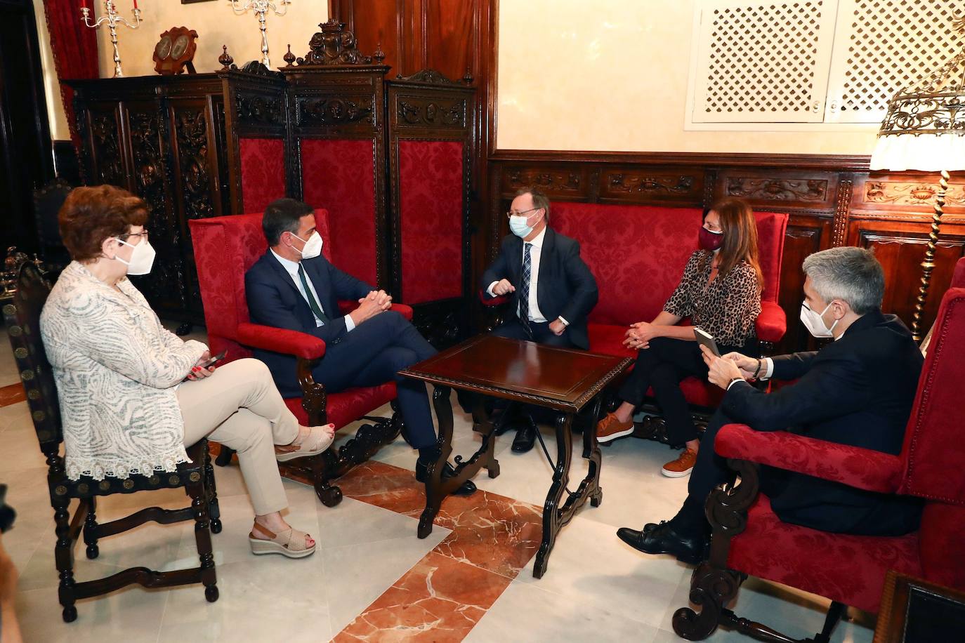 El presidente del Gobierno, Pedro Sánchez; el presidente de la Ciudad Autónoma de Ceuta, Juan Jesús Vivas, y el ministro del Interior Fernando Grande Marlaska, durante la reunión de hoy en el Palacio Autonómico de Ceuta. 