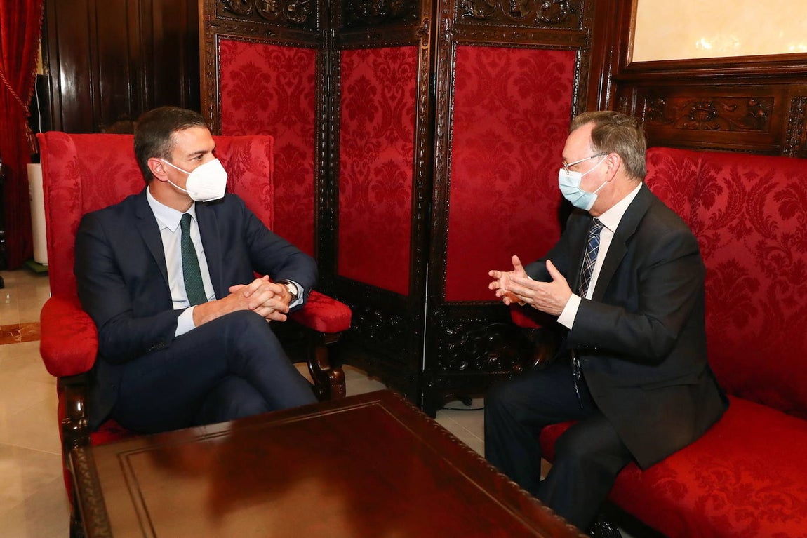 En la declaración institucional emitida desde La Moncloa, Sánchez se ha comprometido a «proceder a la devolución inmediata de todo aquel que haya entrado de forma irregular en Ceuta y Melilla». 