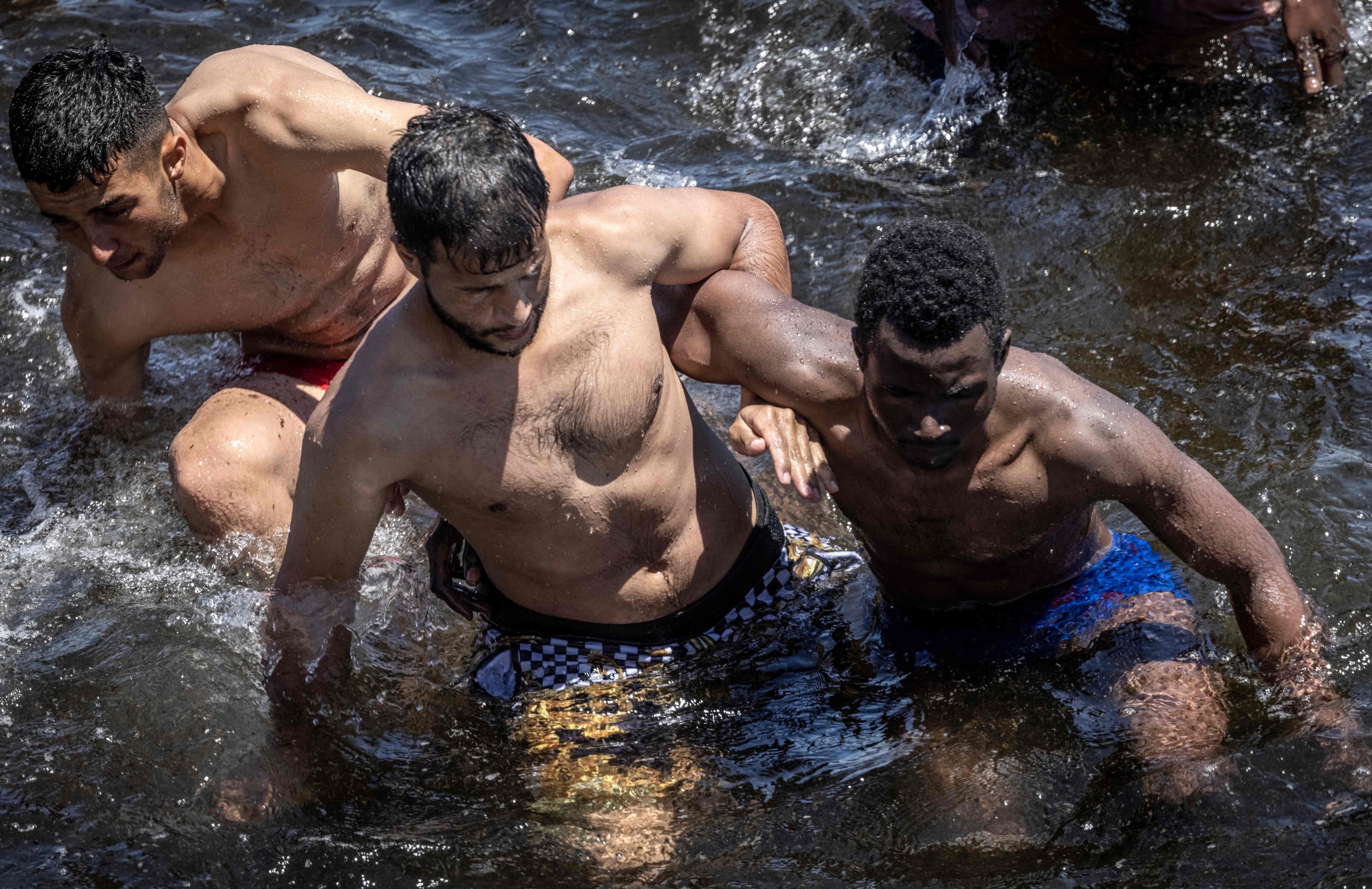 La secuencia de imágenes de un emotivo rescate en aguas de Marruecos