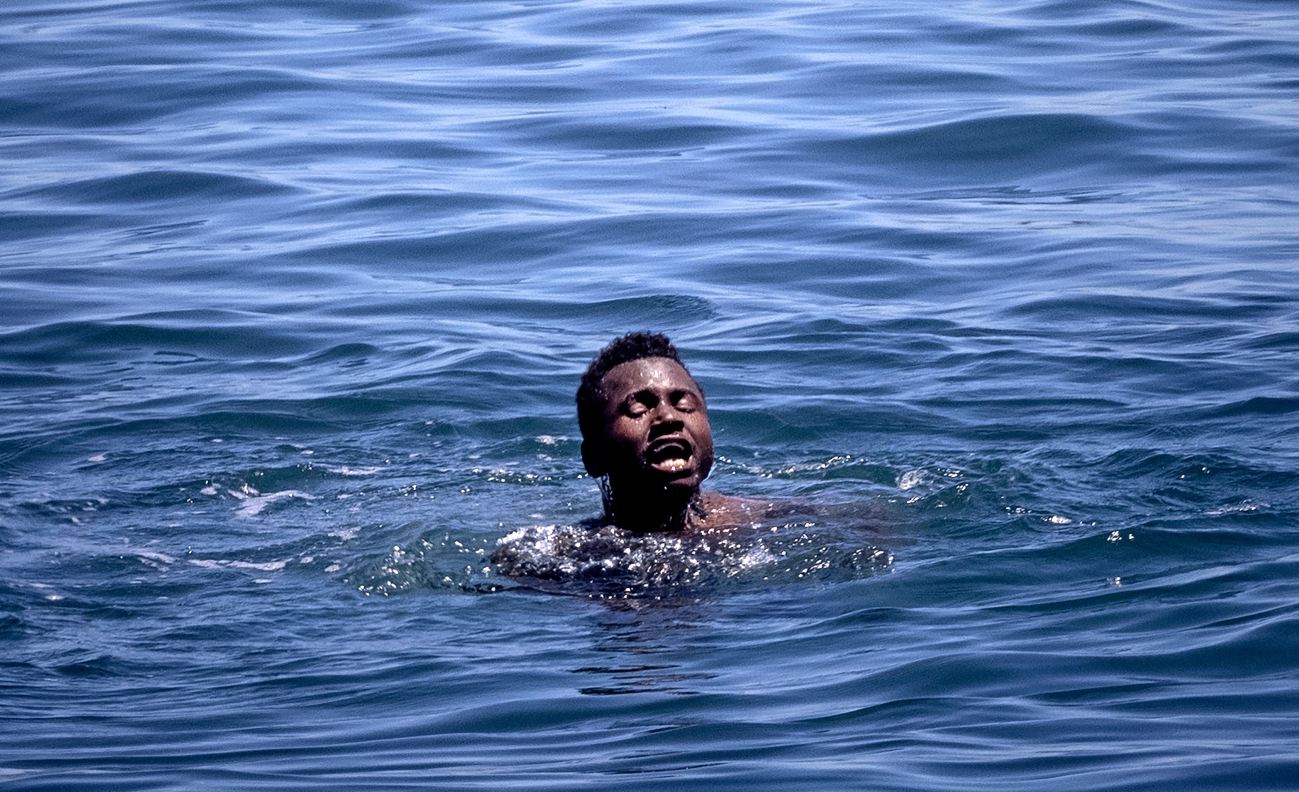 La secuencia de imágenes de un emotivo rescate en aguas de Marruecos
