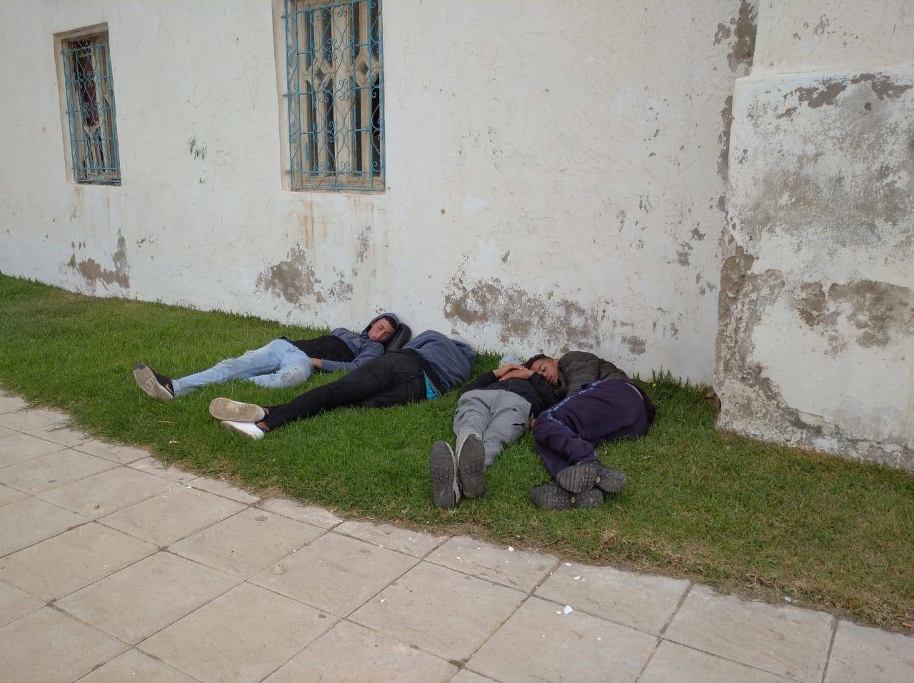 Jóvenes expulsados de Ceuta duermen al raso en la ciudad fronteriza de Castillejos. 