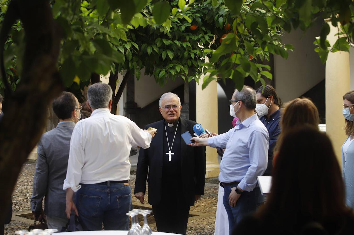 La recepción del obispo de Córdoba a los periodistas, en imágenes