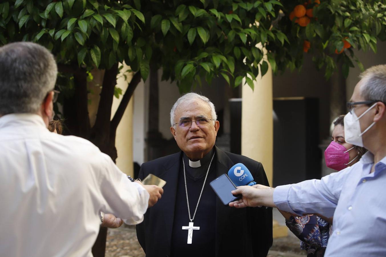 La recepción del obispo de Córdoba a los periodistas, en imágenes