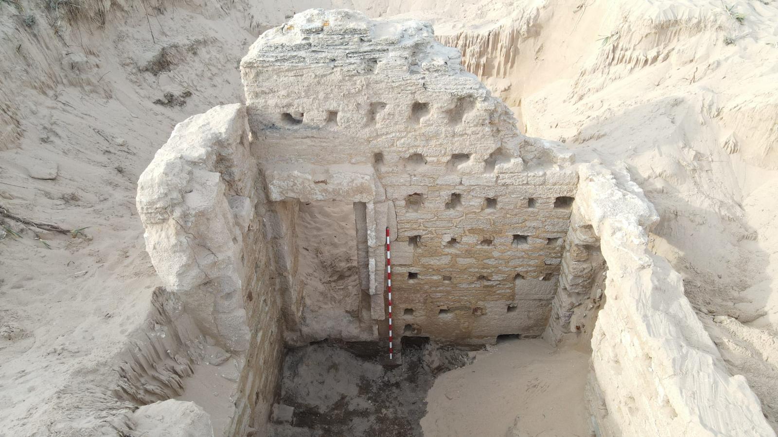 Fachada de una de las habitaciones del 'balneum'. Estos baños romanos del siglo I han aparecido en excepcional estado de conservación, con las puertas completas con sus dinteles y varias ventanas, algo insólito en Hispania.