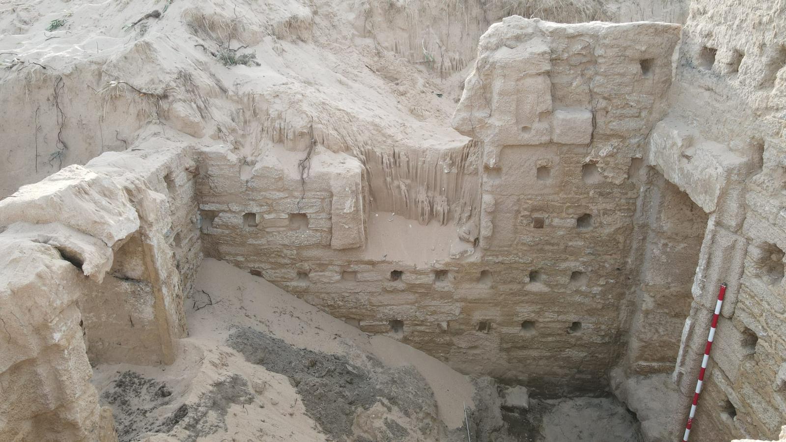 Baños con calefacción. Los baños conservan los hipocaustos, esos dobles suelos de las habitaciones calefactadas de los recintos termales romanos, y en las paredes se aprecian los orificios para el anclaje de los dobles tabiques, las llamadas ‘concamerationes’.