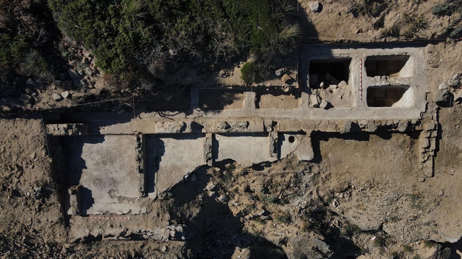 Vista aérea de la fábrica pesquero-conservera romana. Era una fábrica para la cría y la conservación del pescado donde se elaboraban salsas fermentadas del tipo ‘garum’. Las piletas de salazón se conservan completas, toda una rareza.