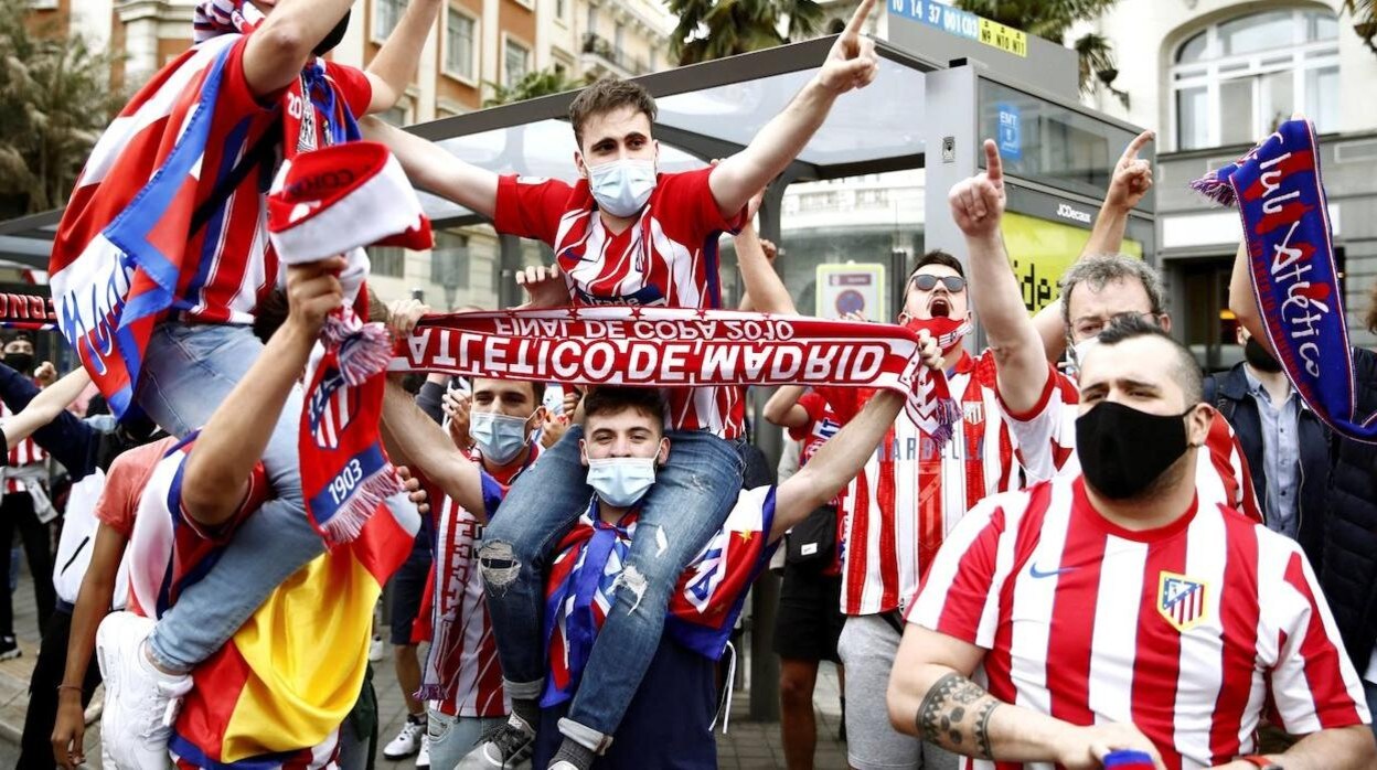 En imágenes: La afición rojiblanca se echa a las calles de Madrid para celebrar la victoria del Atlético