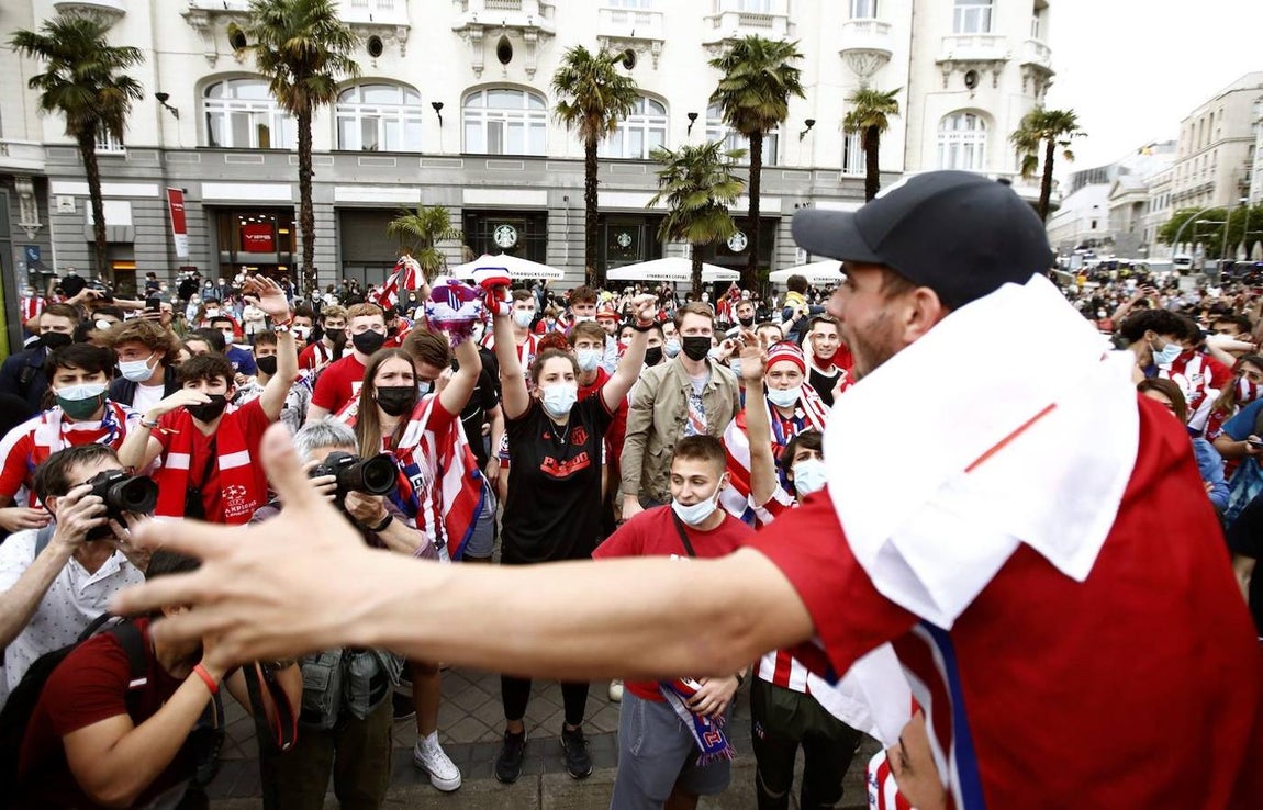 En imágenes: La afición rojiblanca se echa a las calles de Madrid para celebrar la victoria del Atlético