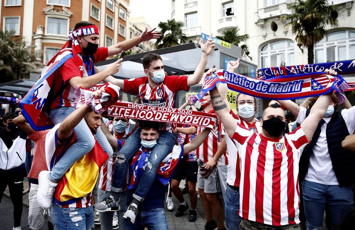 En imágenes: La afición rojiblanca se echa a las calles de Madrid para celebrar la victoria del Atlético