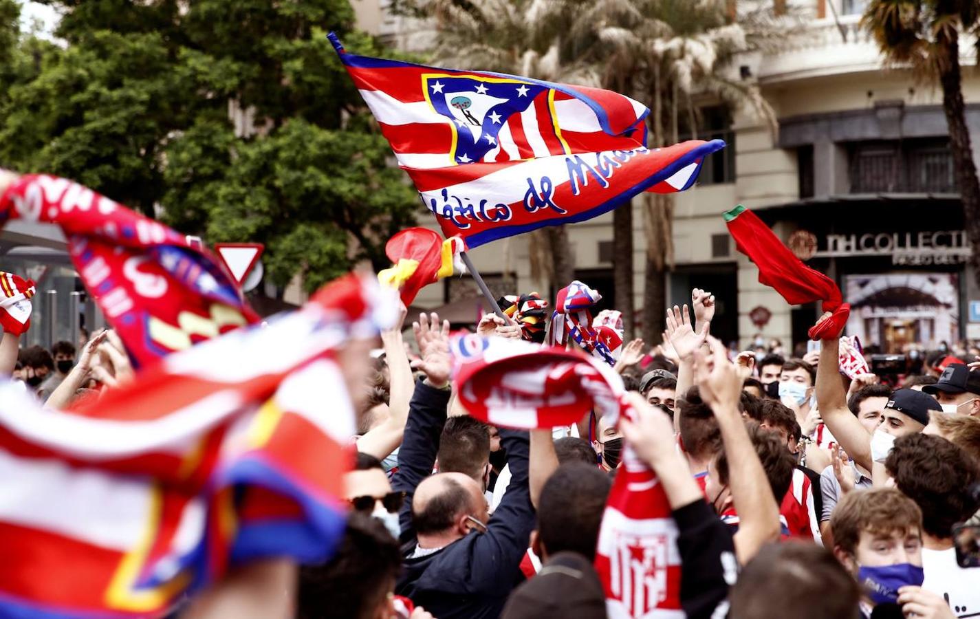 En imágenes: La afición rojiblanca se echa a las calles de Madrid para celebrar la victoria del Atlético