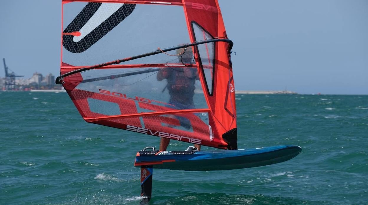 FOTOS: Las imágenes más espectaculares de la Copa de España de Windsurf, en la bahía de Cádiz