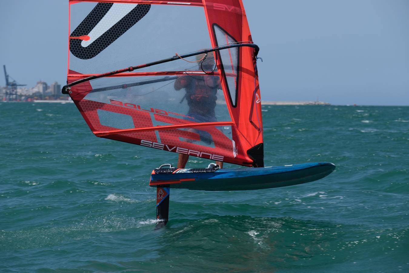 FOTOS: Las imágenes más espectaculares de la Copa de España de Windsurf, en la bahía de Cádiz