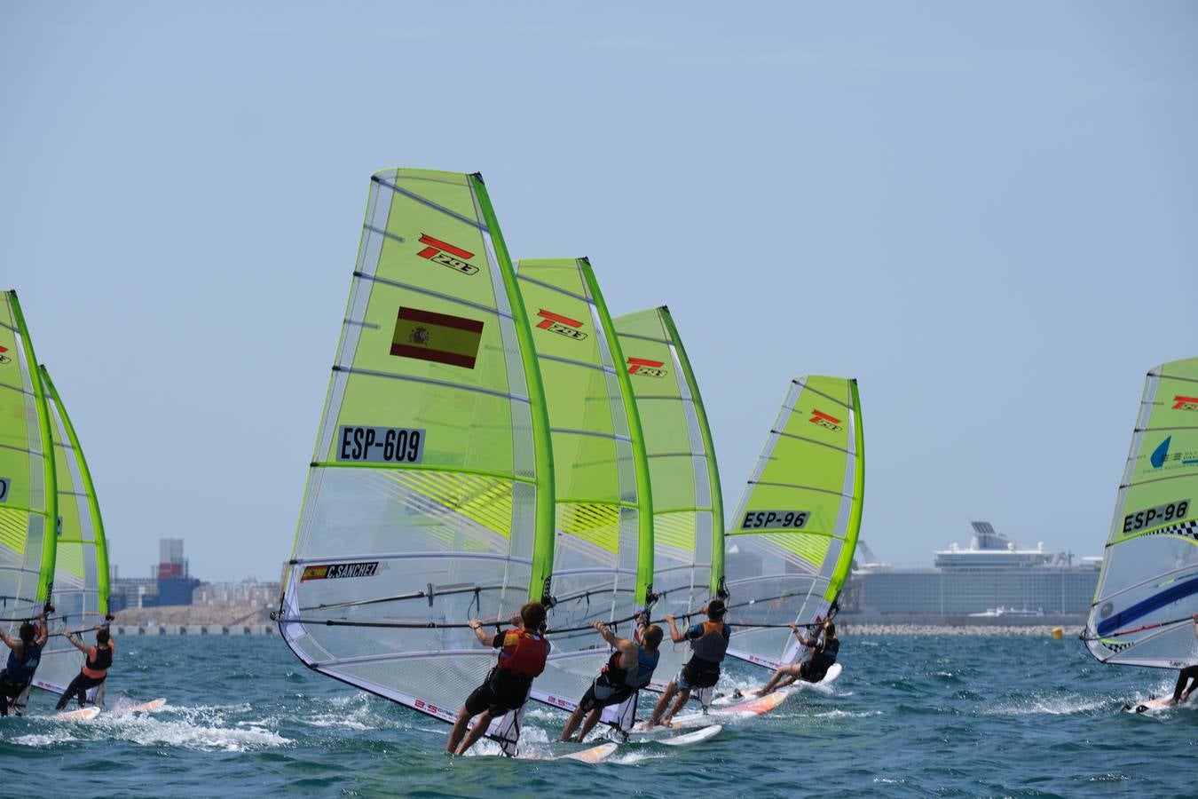 FOTOS: Las imágenes más espectaculares de la Copa de España de Windsurf, en la bahía de Cádiz