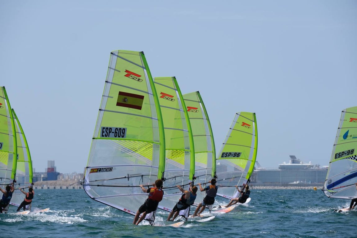 FOTOS: Las imágenes más espectaculares de la Copa de España de Windsurf, en la bahía de Cádiz
