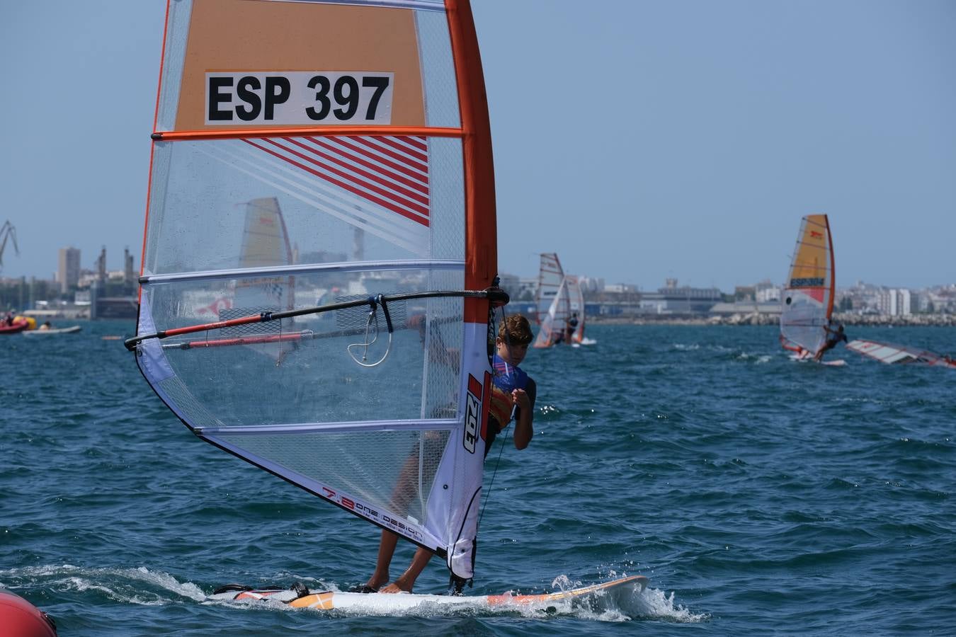 FOTOS: Las imágenes más espectaculares de la Copa de España de Windsurf, en la bahía de Cádiz