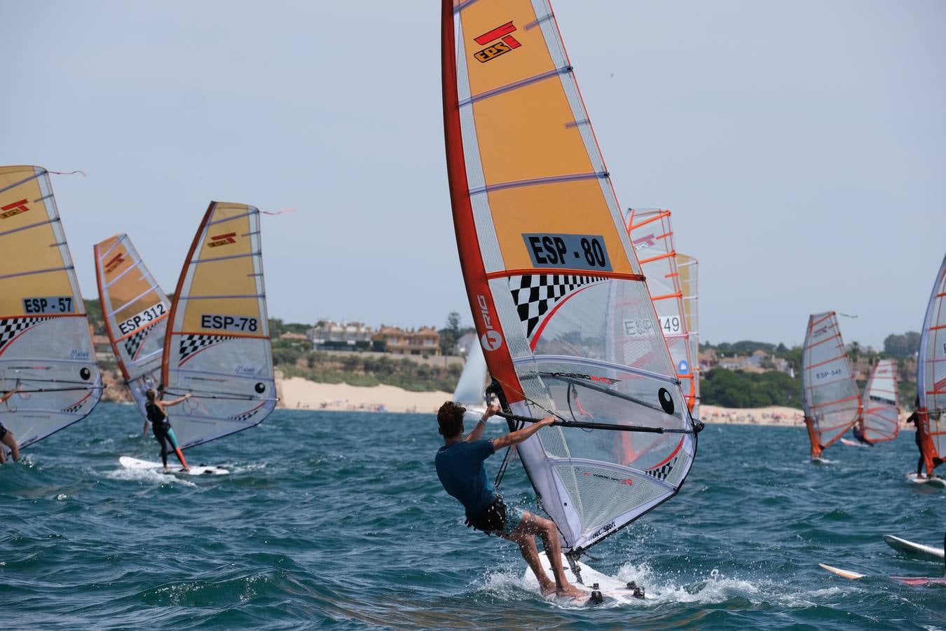 FOTOS: Las imágenes más espectaculares de la Copa de España de Windsurf, en la bahía de Cádiz