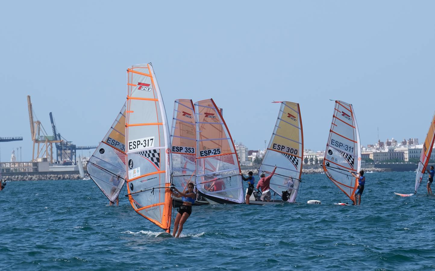 FOTOS: Las imágenes más espectaculares de la Copa de España de Windsurf, en la bahía de Cádiz