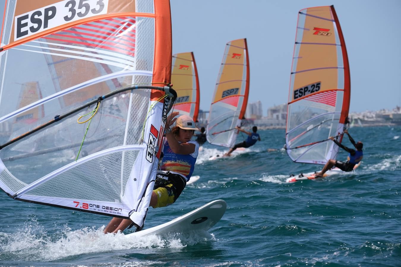 FOTOS: Las imágenes más espectaculares de la Copa de España de Windsurf, en la bahía de Cádiz