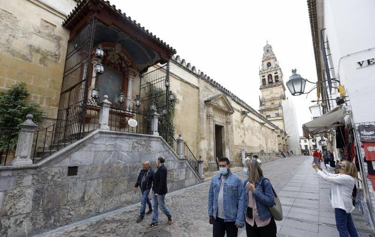 El altar de la Virgen de los Faroles de Córdoba, en imágenes