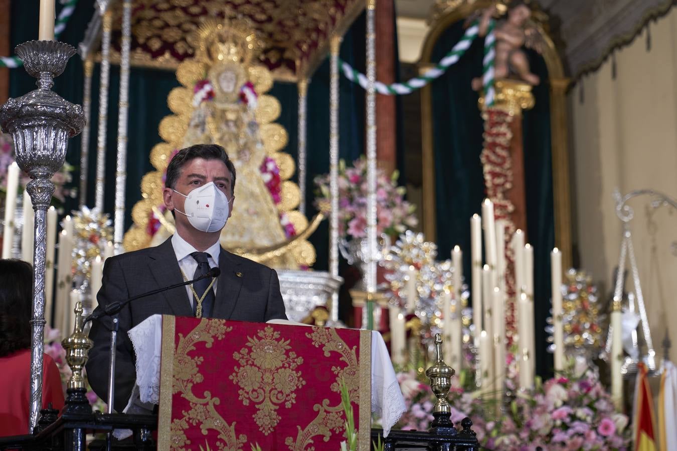 Almonte celebra su segunda misa de Pentecostés lejos de la aldea del Rocío