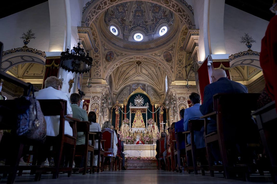 Almonte celebra su segunda misa de Pentecostés lejos de la aldea del Rocío