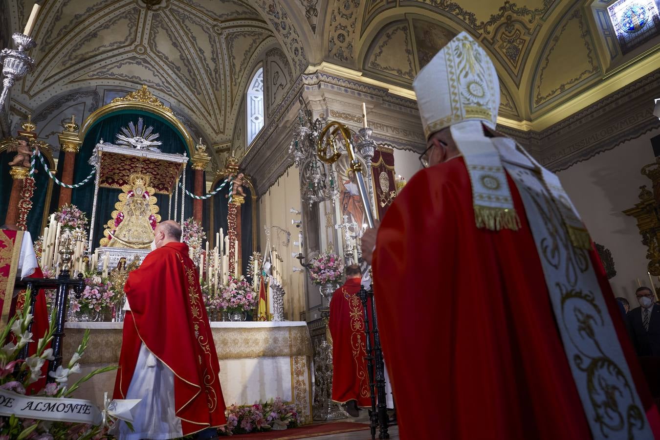 Almonte celebra su segunda misa de Pentecostés lejos de la aldea del Rocío