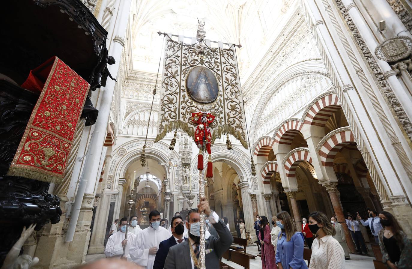 La misa de pentecostés en la Catedral de Córdoba, en imágenes