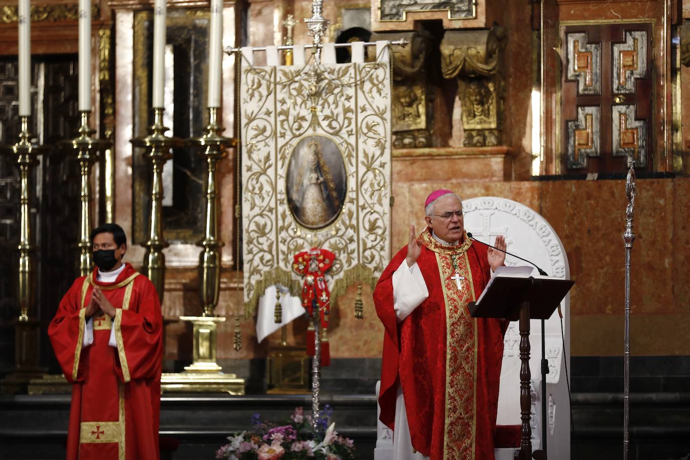 La misa de pentecostés en la Catedral de Córdoba, en imágenes