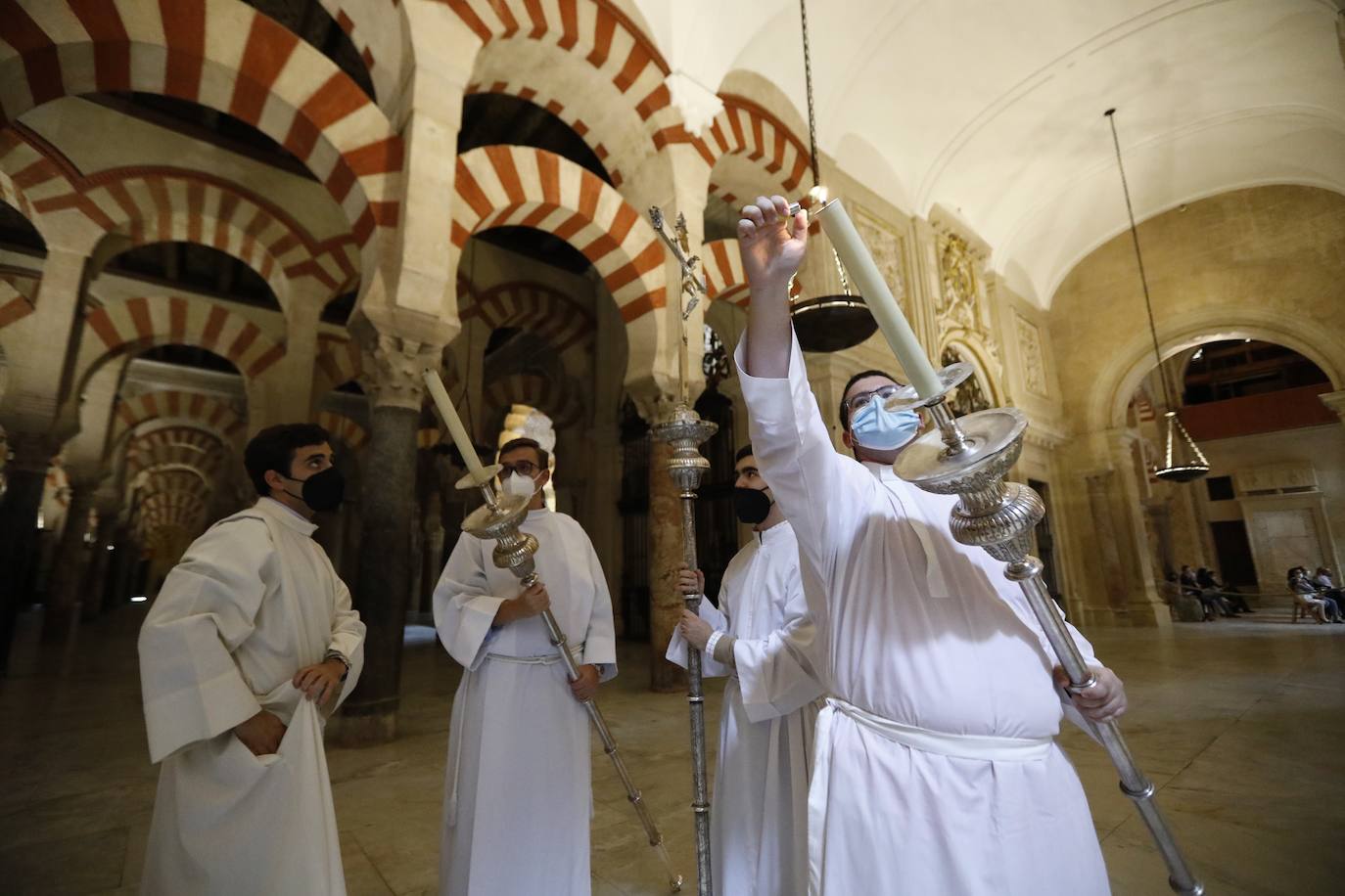 La misa de pentecostés en la Catedral de Córdoba, en imágenes